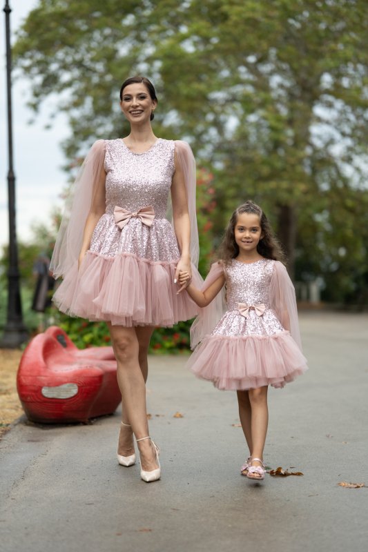 Комплект рокли за майка и дъщеря – пудра розово с пайети и тюл