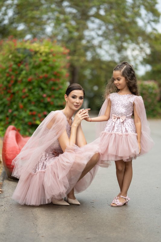 Комплект рокли за майка и дъщеря – пудра розово с пайети и тюл