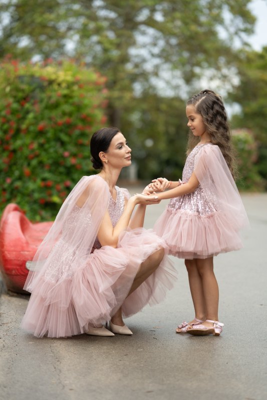 Комплект рокли за майка и дъщеря – пудра розово с пайети и тюл
