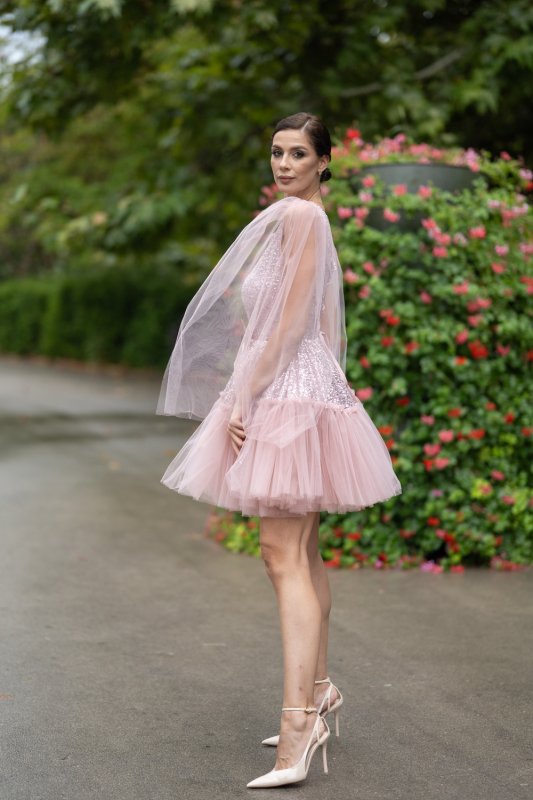 Дамска рокля – пудра розово с пайети и тюл