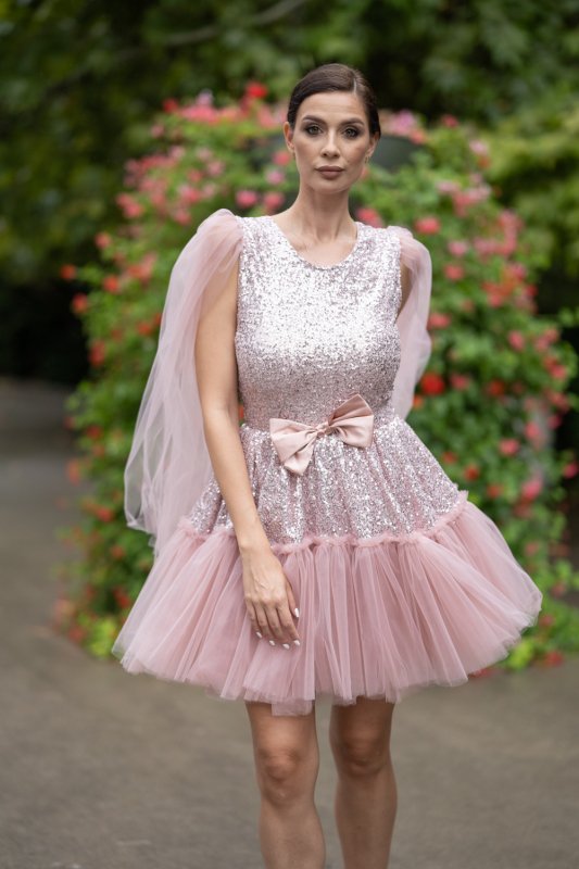 Дамска рокля – пудра розово с пайети и тюл