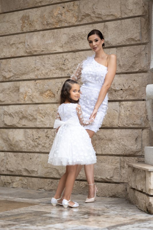 Комплект рокли за майка и дъщеря в бяло с 3D цветчета и перца