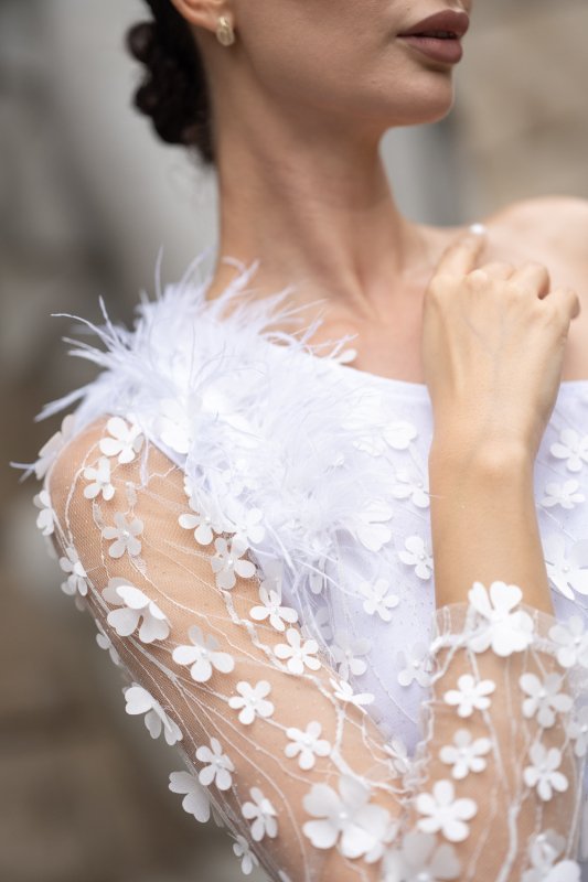 Дамска рокля в бяло с 3D цветчета и перца