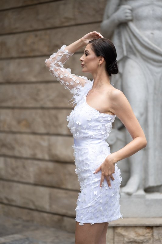 Дамска рокля в бяло с 3D цветчета и перца