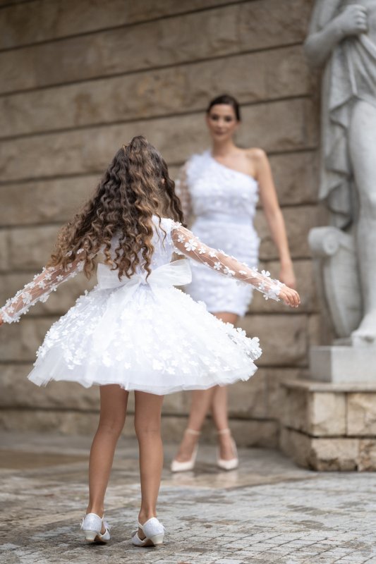 Детска рокля в бяло с 3D цветчета и перца