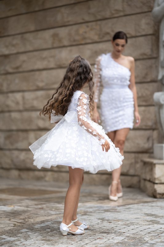 Детска рокля в бяло с 3D цветчета и перца