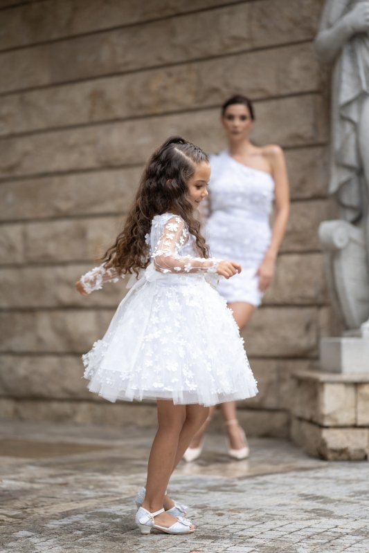 Детска рокля в бяло с 3D цветчета и перца