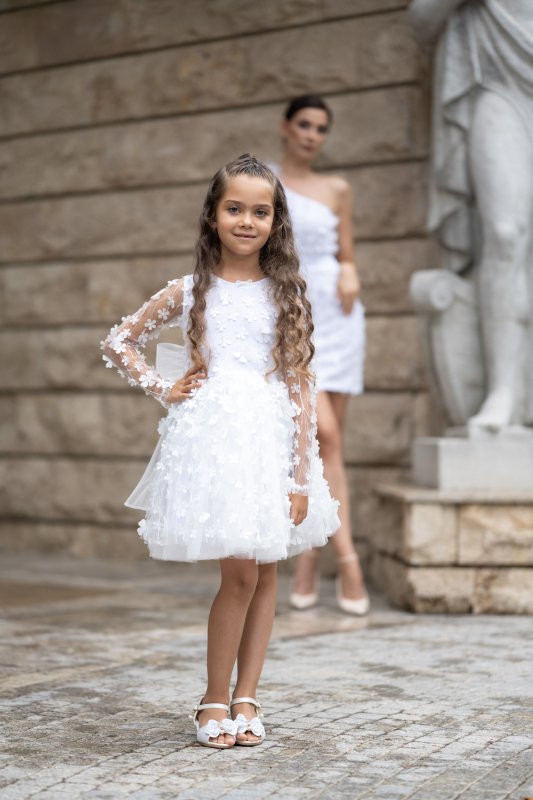 Детска рокля в бяло с 3D цветчета и перца