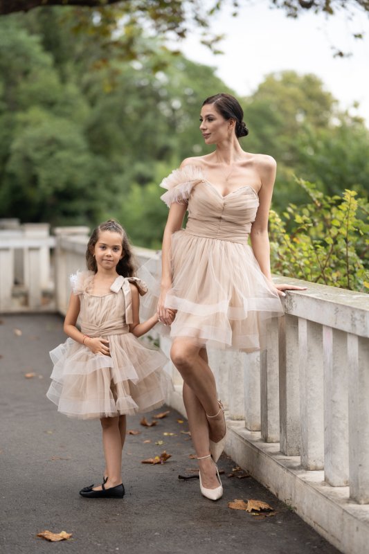 Комплект рокли за майка и дъщеря от бежов тюл с перца