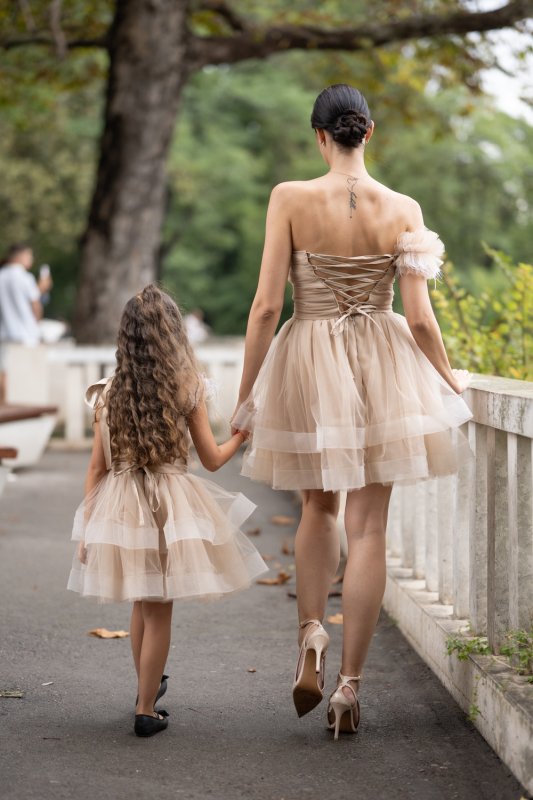 Комплект рокли за майка и дъщеря от бежов тюл с перца