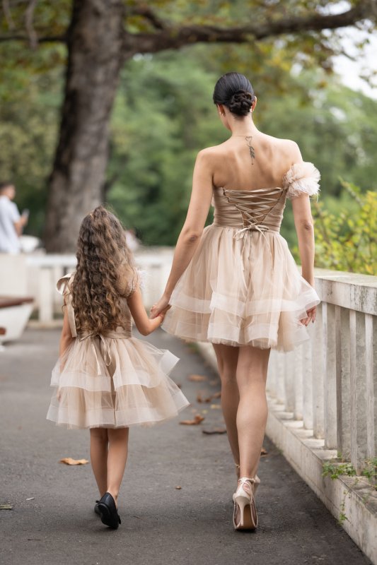 Комплект рокли за майка и дъщеря от бежов тюл с перца