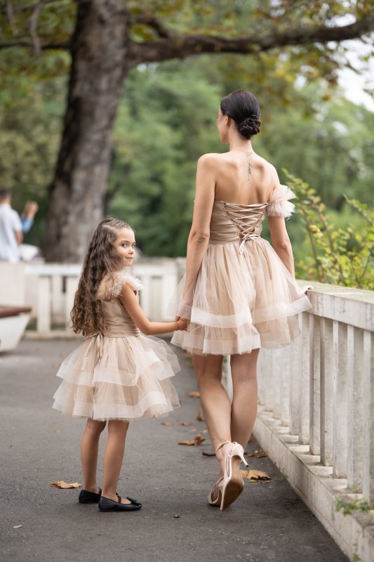 Комплект рокли за майка и дъщеря от бежов тюл с перца