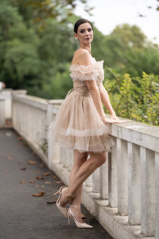 Дамска рокля от бежов тюл с перца