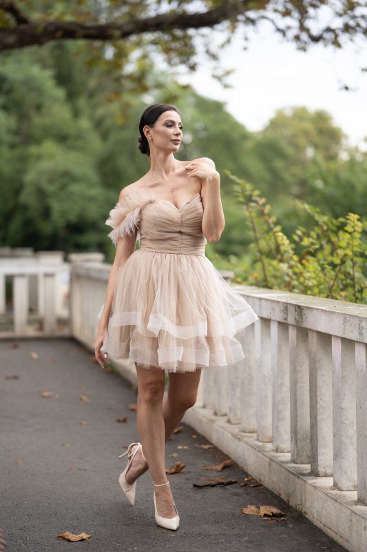 Дамска рокля от бежов тюл с перца