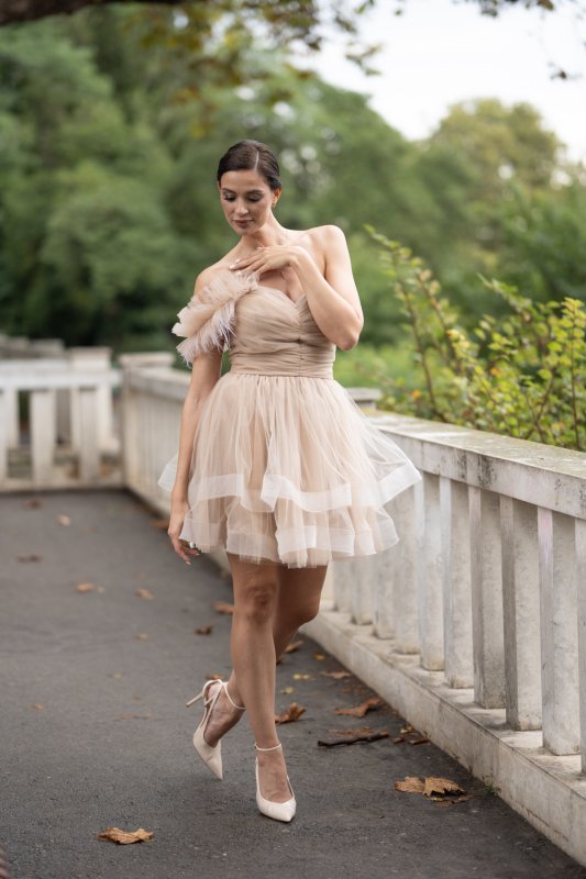 Дамска рокля от бежов тюл с перца