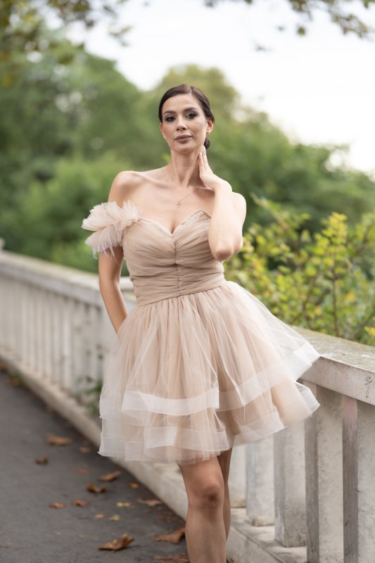 Дамска рокля от бежов тюл с перца