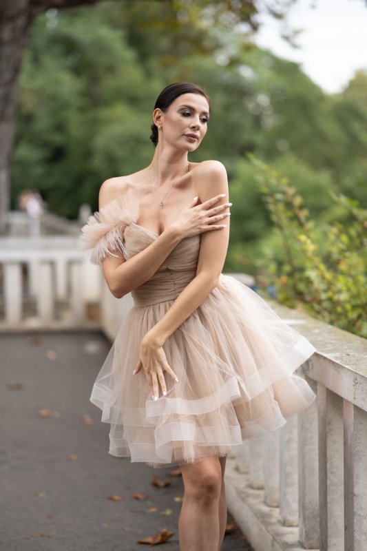 Дамска рокля от бежов тюл с перца