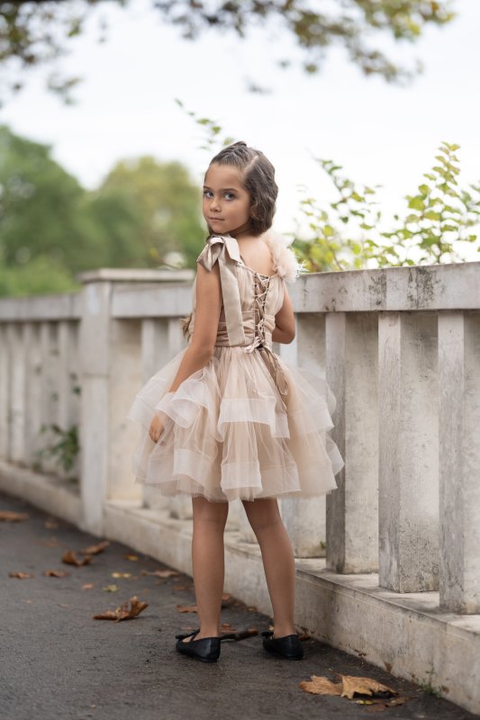 Детска рокля от бежов тюл с перца