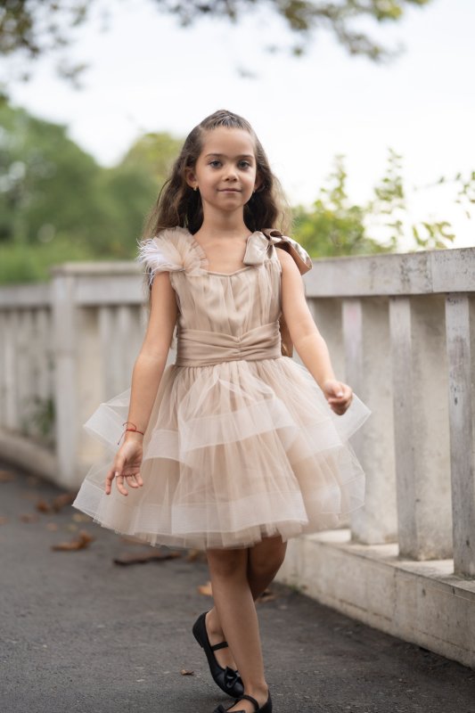 Детска рокля от бежов тюл с перца
