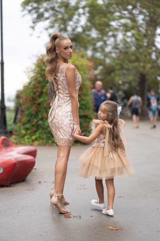 Комплект рокли за майка и дъщеря от златна дантела и бежов тюл