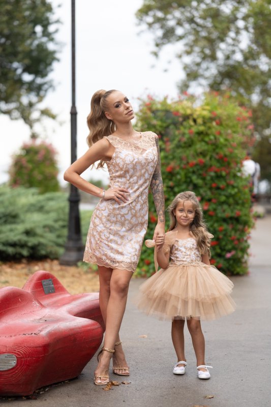 Комплект рокли за майка и дъщеря от златна дантела и бежов тюл