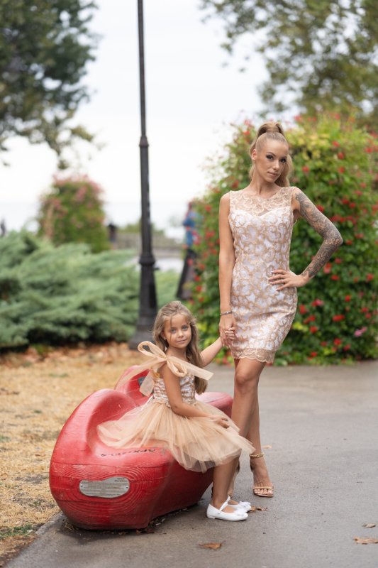 Комплект рокли за майка и дъщеря от златна дантела и бежов тюл