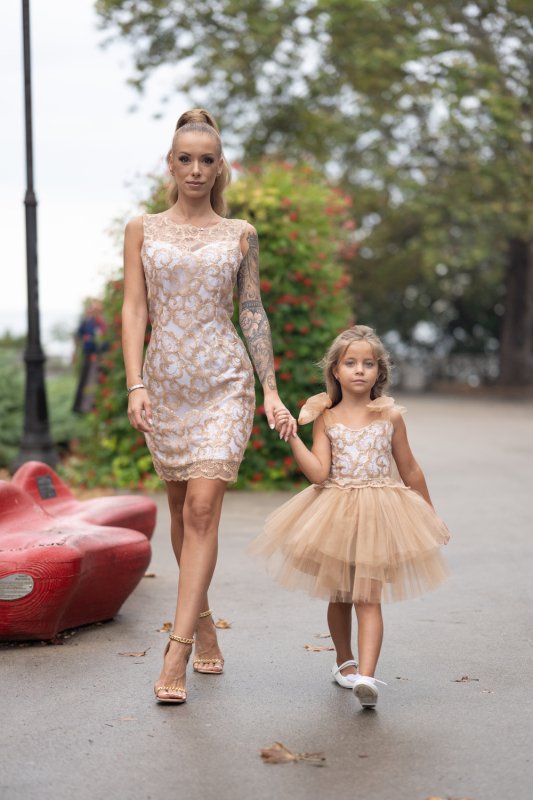 Комплект рокли за майка и дъщеря от златна дантела и бежов тюл