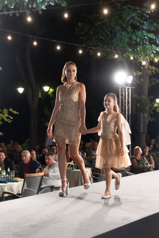 Комплект рокли за майка и дъщеря от златна дантела и бежов тюл