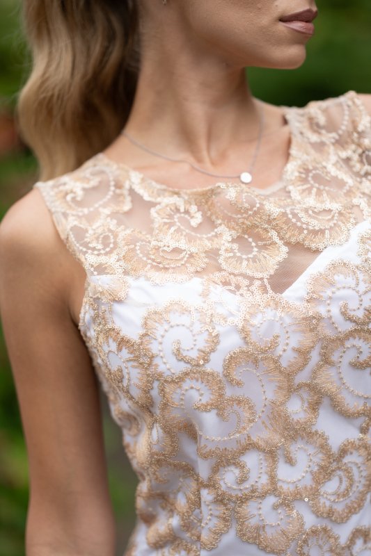 Дамска рокля от златна дантела