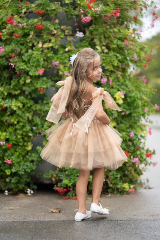 Детска рокля от златна дантела и бежов тюл