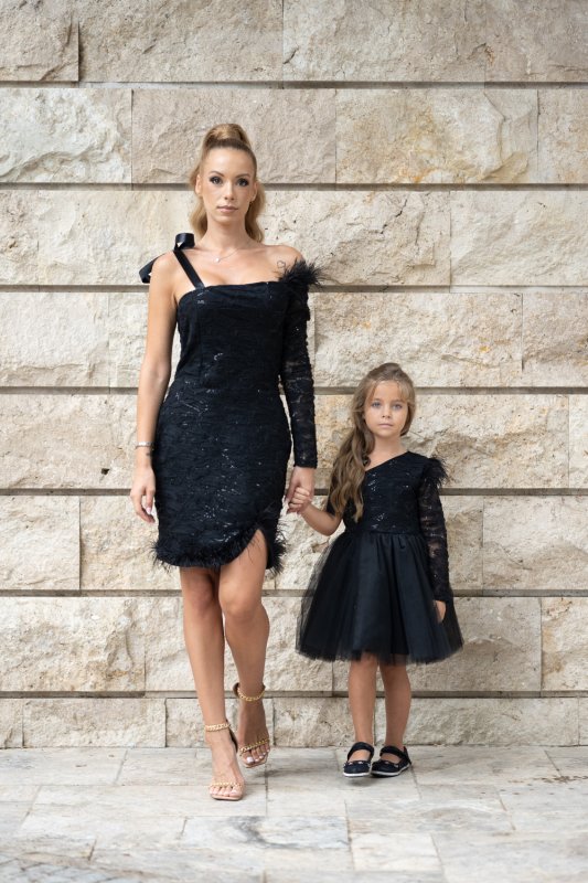 Комплект рокли за майка и дъщеря от черна дантела с пера