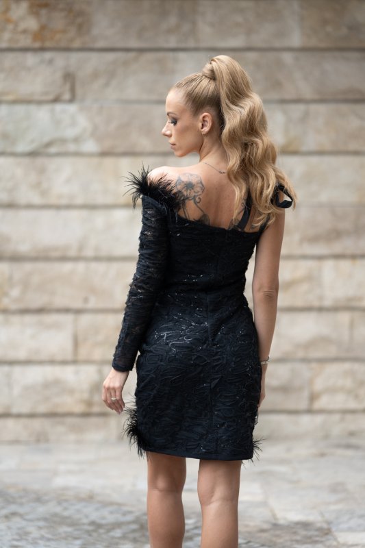 Дамска рокля от черна дантела с пера