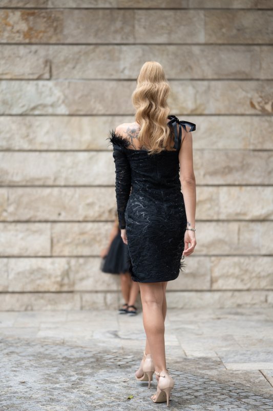 Дамска рокля от черна дантела с пера