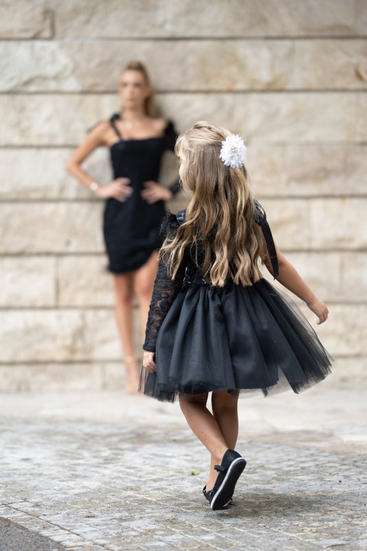 Детска рокля от черна дантела с пера