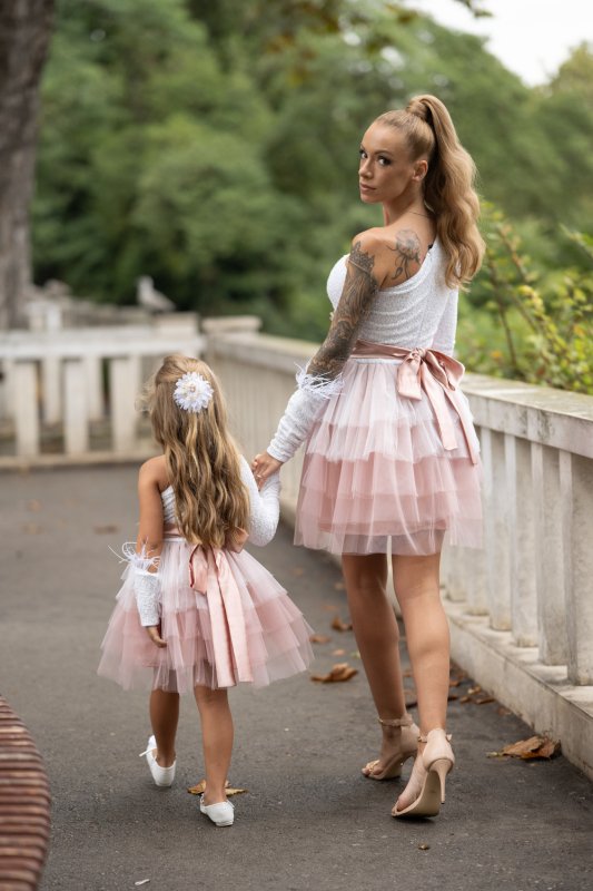 Комплект рокли за майка и дъщеря с тюл в бяло и розово на волани