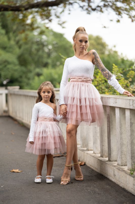 Комплект рокли за майка и дъщеря с тюл в бяло и розово на волани