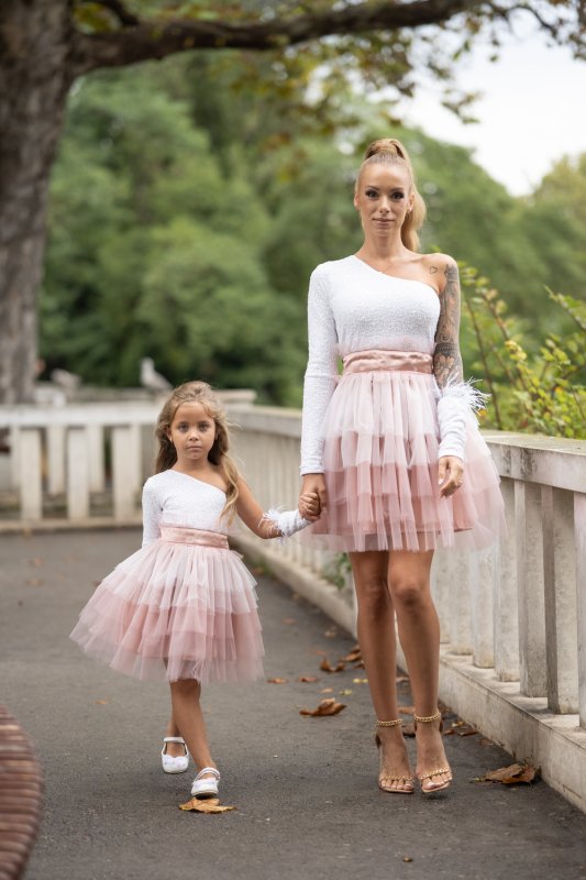 Комплект рокли за майка и дъщеря с тюл в бяло и розово на волани