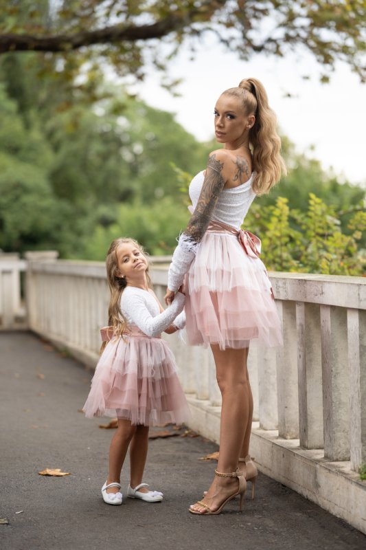 Комплект рокли за майка и дъщеря с тюл в бяло и розово на волани