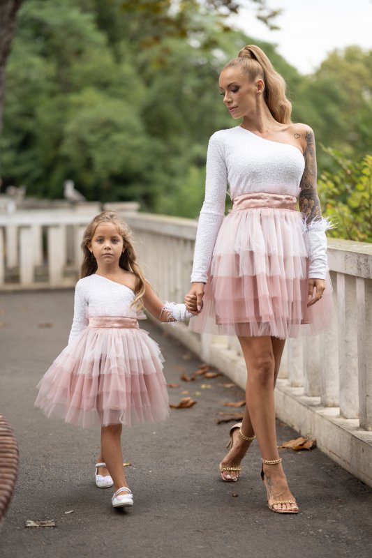 Комплект рокли за майка и дъщеря с тюл в бяло и розово на волани