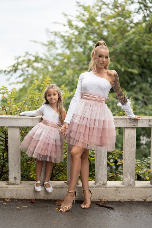 Комплект рокли за майка и дъщеря с тюл в бяло и розово на волани