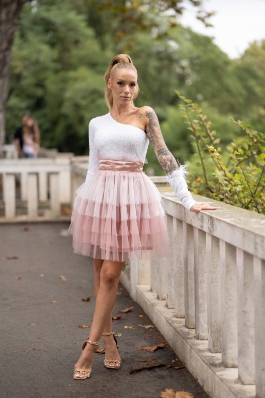 Дамска рокля с тюл в бяло и розово на волани