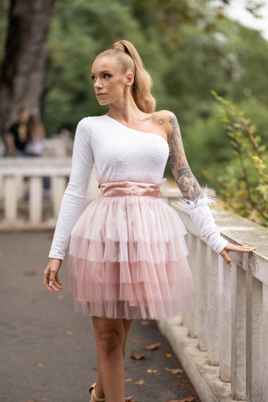 Дамска рокля с тюл в бяло и розово на волани