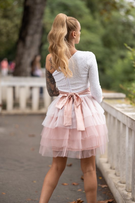 Дамска рокля с тюл в бяло и розово на волани