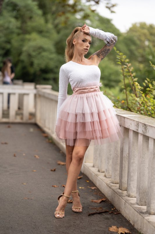 Дамска рокля с тюл в бяло и розово на волани