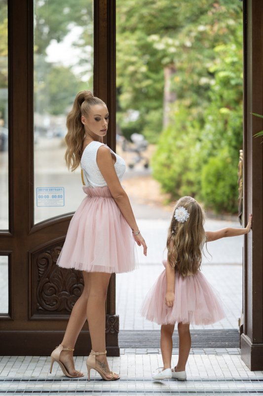 Комплект рокли за майка и дъщеря от бели пайети с подвижна тюлена пола