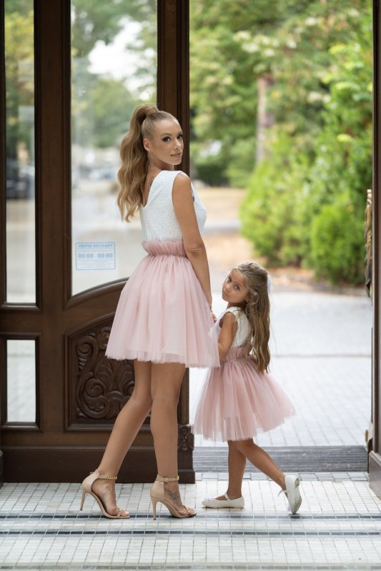 Комплект рокли за майка и дъщеря от бели пайети с подвижна тюлена пола