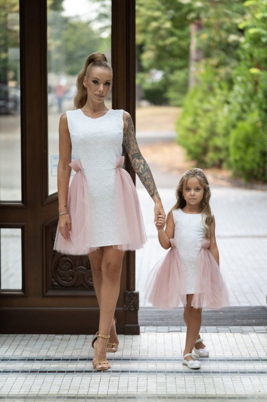 Комплект рокли за майка и дъщеря от бели пайети с подвижна тюлена пола