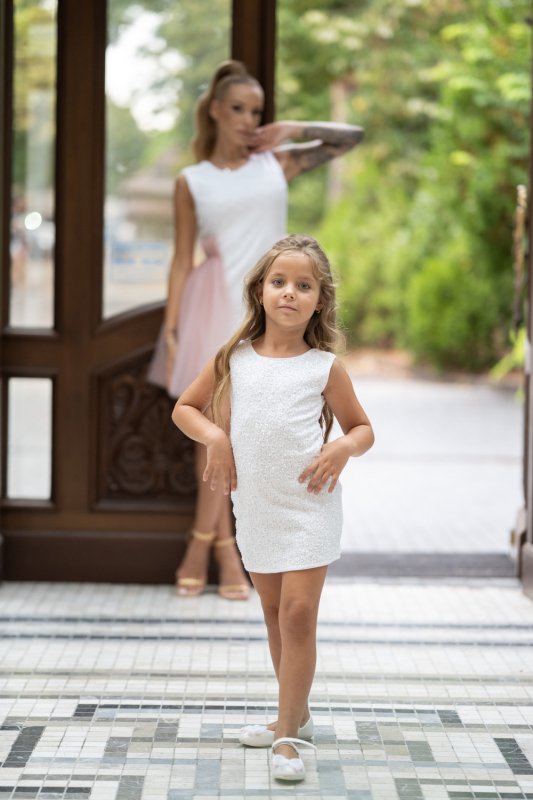 Детска рокля от бели пайети с подвижна тюлена пола