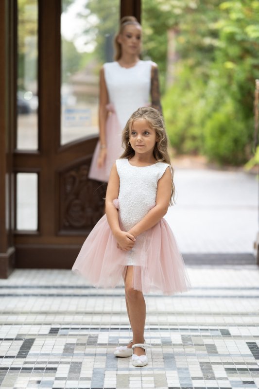 Детска рокля от бели пайети с подвижна тюлена пола