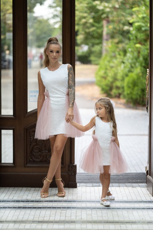 Детска рокля от бели пайети с подвижна тюлена пола